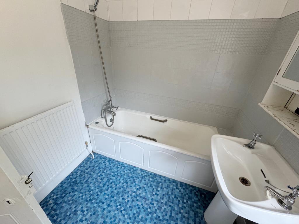 Lot: 118 - FREEHOLD INVESTMENT - SEMI-DETACHED PROPERTY ARRANGED AS TWO APARTMENTS - Bathroom Flat 2